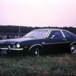 El Ford Pinto quedó marcado por uno de los fallos más graves en la historia del automóvil. Su tanque de combustible mal ubicado podía incendiarse en colisiones traseras, generando un escándalo que dañó seriamente la imagen de la marca.