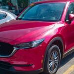 El Mazda CX-5 destaca por ofrecer sensaciones cercanas a un coche premium sin disparar el precio. Su diseño, su calidad interior y su comportamiento dinámico lo convierten en uno de los SUV más completos del mercado. Además, su fiabilidad refuerza su valor a largo plazo.