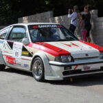 Gracias a su base compartida con el Civic, el CRX desarrolló una enorme escena de modificaciones.
Desde mejoras de rendimiento hasta proyectos extremos, sigue siendo un favorito entre entusiastas que buscan personalizar y exprimir cada gota de diversión.