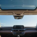 Techo solar, asientos ventilados, carga inalámbrica y arranque remoto elevan la experiencia. Elementos antes exclusivos de gamas altas ahora están disponibles en un modelo accesible.