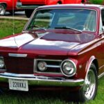 El Barracuda de 1965 es uno de los pioneros del segmento pony car. Aunque menos potente que otros rivales, su historia y precio accesible —desde unos 6.325 dólares— lo convierten en una pieza muy atractiva para coleccionistas y aficionados.