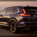 El Honda CR-V es el rival directo del RAV4. Destaca por su eficiencia, confiabilidad y mayor espacio interior, siendo una de las opciones más completas.