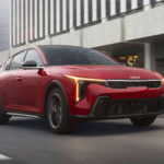 El Kia K4, uno de los sedanes compactos más recientes del mercado, alcanza 34 mpg combinados, con 30 mpg en ciudad y 40 mpg en carretera.

Su motor 2.0 litros junto con una transmisión automática variable permite una conducción eficiente. Además, ofrece una autonomía cercana a 422 millas, con un diseño más moderno que muchos rivales.