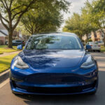 En conducción diaria, el Model 3 Performance resulta sorprendentemente cómodo. Incluso en calles irregulares mantiene una marcha bastante suave.

El interior es silencioso, algo típico en los autos eléctricos. La ausencia de motor a combustión hace que el habitáculo se sienta muy tranquilo.

En conjunto, la combinación de aceleración brutal, tecnología avanzada y comodidad diaria hace que manejar este Tesla sea una experiencia muy particular dentro del mundo automotriz.