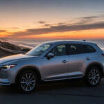 El Mazda CX-9 destaca por ofrecer una conducción más dinámica que la mayoría de los SUV de tres filas. Su diseño y calidad interior también reciben elogios. A pesar de utilizar un motor turbo, su fiabilidad general ha sido positiva en múltiples estudios de satisfacción de propietarios.