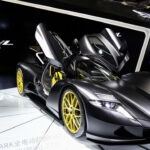El primer hypercar japonés totalmente eléctrico ofrece 1.984 hp gracias a un sistema de cuatro motores eléctricos.

También destaca por su aceleración: 0-100 km/h en alrededor de 1,7 segundos.
Su tecnología Koenigsegg Direct Drive elimina la caja de cambios tradicional, priorizando aceleración brutal.