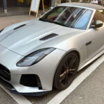 Presentado en 2013, mezcla diseño elegante británico con motores potentes y una experiencia de conducción muy deportiva.