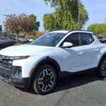 Aunque parece un crossover, la Hyundai Santa Cruz ofrece capacidad de remolque de hasta 5,000 lbs gracias a su motor 2.5 L turbo I-4 de 281 hp. Ideal para remolques, equipo o recreación, combina tamaño compacto con funcionalidad de pickup de gran capacidad.