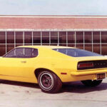 El Ford Pinto es probablemente uno de los mayores escándalos en la historia del automóvil. Aunque era un coche económico y popular, su diseño incluía un tanque de combustible mal ubicado que podía provocar incendios en caso de impacto trasero. Este defecto provocó numerosos accidentes y demandas millonarias contra Ford, convirtiendo al Pinto en uno de los ejemplos más notorios de fallo de diseño en la industria.