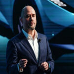 Las declaraciones del propio CEO fueron reveladoras: admitió que para fabricantes del tamaño de Nissan “cada vez es más difícil seguir siendo relevantes”. En Japón, donde históricamente las ventas o adquisiciones de grandes empresas se consideraban un fracaso institucional, esa afirmación marca un cambio cultural importante. La posibilidad de que una marca histórica pueda ser vendida abre la puerta a que otras compañías japonesas en dificultades sigan el mismo camino.