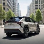 El bZ4X de Toyota prioriza seguridad, garantía y confiabilidad de marca. Es cómodo y estable, aunque su autonomía lo posiciona mejor para uso urbano que para viajes largos.