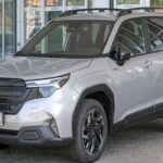 El Subaru Forester incluye tracción integral estándar y fuertes calificaciones en seguridad. Disponible también con variante híbrida, mantiene equilibrio entre precio y practicidad.