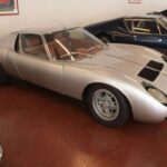 Uno de los primeros superdeportivos modernos con motor central. El SV perfeccionó el concepto con más estabilidad y potencia. Manejarlo hoy sigue siendo un espectáculo sensorial.