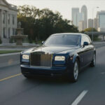 El Rolls-Royce Phantom, símbolo del lujo absoluto, también enfrenta una demanda más débil. El aumento de la competencia y la búsqueda de vehículos más personalizados han cambiado el panorama. La marca ha respondido ampliando las opciones de personalización y renovando el diseño del modelo, intentando adaptarse a un cliente cada vez más exigente.