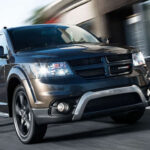 El Dodge Journey es criticado por su baja calidad interior y un motor poco eficiente. Problemas como consumo elevado de aceite y fallos mecánicos frecuentes lo convierten en una opción de alto riesgo en el mercado de segunda mano.