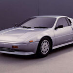 Con motor V6 central, tracción total y cuatro ruedas directrices, el Nissan MID4 mostró tecnología avanzada que luego se trasladó al 300ZX y Skyline GT-R. Su diseño deportivo y enfoque técnico lo convirtieron en un laboratorio rodante de innovaciones que influyeron en deportivos japoneses icónicos.