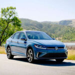 El Volkswagen Jetta logra 34 mpg combinados, con 29 mpg en ciudad y 40 mpg en carretera.

Utiliza un motor 1.5 litros turbo de cuatro cilindros con transmisión automática de ocho velocidades, lo que le da una conducción más dinámica sin sacrificar eficiencia. Su rango estimado alcanza 449 millas.