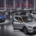 El tiempo juega en contra. Si Nissan no logra mejorar su rentabilidad en el ejercicio fiscal 2026, los acreedores podrían exigir la venta de activos para asegurar la deuda. Además, la compañía necesita cerrar rápidamente su emisión de bonos para mantener liquidez. Según sus propias previsiones, el flujo de caja solo alcanzaría hasta septiembre de 2027. Después de esa fecha, sin un socio estratégico o una recuperación inesperada, el futuro independiente de la marca podría quedar en duda.