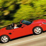 El primer Boxster fue el primer Porsche moderno diseñado específicamente como convertible con motor central. Utilizaba un motor flat-six refrigerado por agua de 2.5 litros, posteriormente ampliado a 2.7 y 3.2 litros. En lugar de buscar velocidad extrema, el modelo se enfocaba en el equilibrio, la conducción deportiva y el placer al volante.