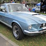 El GT500 mezcla el ADN del Mustang con el enfoque de competición de Shelby. Potencia brutal, estética icónica y un carácter que todavía impone respeto en la ruta.