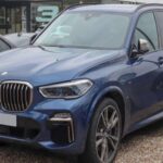 El BMW X5 representa el extremo premium. Ofrece versión híbrida enchufable con autonomía eléctrica cercana a 39 millas, interior de alta calidad y desempeño destacado, aunque sin una ventaja clara en confiabilidad frente a modelos mucho más económicos.