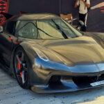 Diseñado específicamente para romper récords de velocidad, el Jesko Absolut utiliza un V8 biturbo de hasta 1.600 hp.

Aunque todavía no alcanzó oficialmente su velocidad máxima, simulaciones de la marca indican que podría llegar a unas 330 mph (532 km/h).