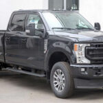 El F-250 Super Duty es un referente en trabajo pesado. Reconocido por capacidad de remolque y durabilidad del chasis, su disponibilidad de piezas y confiabilidad general lo hacen un camión pensado para décadas de uso exigente.