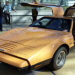 El Bricklin SV-1 fue presentado en 1975 como un “vehículo de seguridad”, pero la realidad fue muy distinta. Sus paneles de carrocería de plástico, promocionados como resistentes a golpes, resultaron ser frágiles y problemáticos. Además, el coche era demasiado pesado para su motor, lo que generaba un rendimiento pobre y una experiencia de conducción decepcionante. En lugar de revolucionar la seguridad, el SV-1 terminó convirtiéndose en un ejemplo de cómo las buenas ideas pueden fracasar por una mala ejecución.