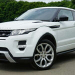 El Land Rover Discovery ha evolucionado más allá de su imagen de todoterreno puro. Ahora combina capacidades off-road con un diseño elegante y un interior de lujo. Su versatilidad y nivel de confort lo posicionan como una opción premium para quienes buscan exclusividad y rendimiento en cualquier terreno.