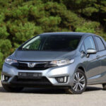 El Fit es pequeño pero sorprendentemente espacioso. Su reputación de fiabilidad y bajo coste de mantenimiento lo hace ideal para pequeños hogares o como primer coche para adolescentes.