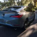 El Acura Integra demuestra que un compacto premium también puede ser eficiente. Las versiones con transmisión CVT alcanzan 33 mpg combinados, con 30 mpg en ciudad y 37 mpg en carretera.

Con un rango aproximado de 409 millas, combina eficiencia con un interior más refinado y el prestigio de Acura, ofreciendo una opción atractiva para quienes buscan economía sin renunciar a un toque de lujo.