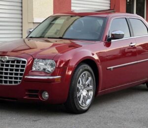 Chrysler 300: el último gran sedán de lujo estadounidense con tracción trasera.