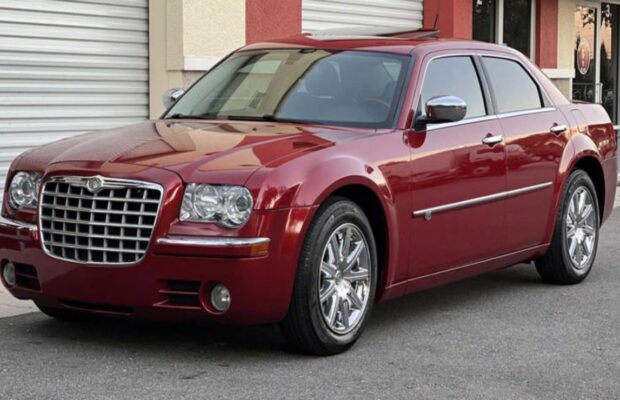 Chrysler 300: el último gran sedán de lujo estadounidense con tracción trasera.