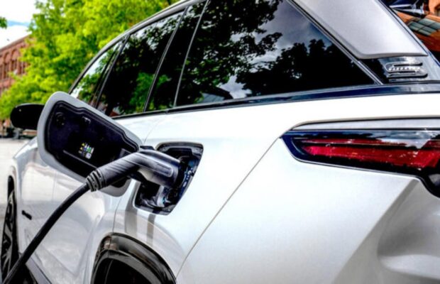 El Congreso prepara nuevas tarifas para vehículos eléctricos mientras los impuestos a la gasolina permanecen congelados.