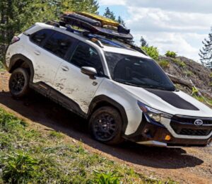 Subaru pregunta a los propietarios si quieren un SUV manual de vuelta: un guiño a los entusiastas.