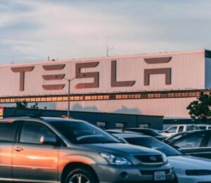 El CEO de Ford, Jim Farley, compara el "momento Modelo T" de Tesla con su próximo gran desafío.
