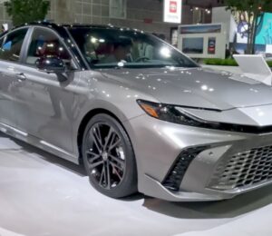 Toyota Camry Hybrid 2026: el sedán mediano se reinventa con tecnología y eficiencia.