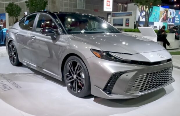 Toyota Camry Hybrid 2026: el sedán mediano se reinventa con tecnología y eficiencia.