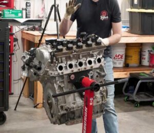 Desmontaje del motor Audi 2.5T revela los secretos de su legendario cinco cilindros.