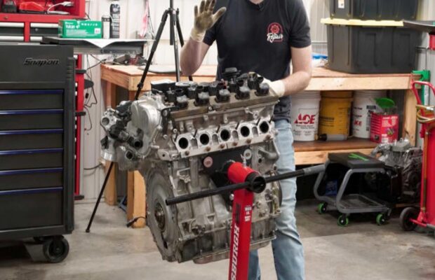 Desmontaje del motor Audi 2.5T revela los secretos de su legendario cinco cilindros.