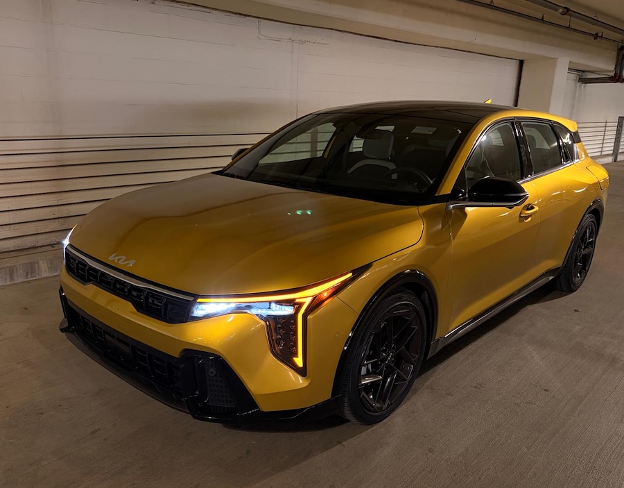 Frontal 3/4 de un Kia K4 Hatchback GT-Line Turbo