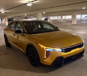 Frontal 3/4 de un Kia K4 Hatchback