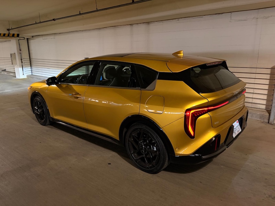 Trasera 3/4 de un Kia Hatchback