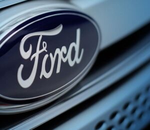 Ford sacude la industria: reestructura su futuro eléctrico y pierde a su figura clave.