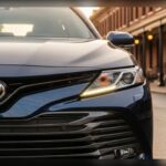 El Toyota Camry 2026 vuelve a posicionarse como uno de los sedanes más sólidos del mercado gracias a su motor híbrido 2.5 litros de serie, capaz de ofrecer hasta 48 mpg de consumo. Su combinación de mecánica probada, controles físicos intuitivos y excelente reputación lo convierten en una apuesta segura para quien busca coche para muchos años. No es casualidad que siga siendo habitual en flotas profesionales y taxis de alta exigencia.