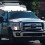 La Ford F-250 Super Duty es sinónimo de trabajo duro. Con motores diésel potentes y una construcción extremadamente robusta, está diseñada para soportar cargas pesadas y condiciones exigentes. Con un mantenimiento adecuado, no es raro verla superar los 400.000 km manteniendo un rendimiento sólido.