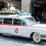 El icónico vehículo de los cazafantasmas no fue diseñado para correr. Esta ambulancia modificada prioriza el estilo y la funcionalidad, convirtiéndose en un símbolo inolvidable más allá de su velocidad.