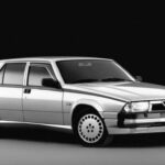 El Alfa Romeo 75 fue el último diseño independiente de la marca antes de la influencia de Fiat. La versión Verde V6 destacaba por su motor 3.0 litros, sonido espectacular y distribución de peso casi perfecta gracias a su transaxle. Las unidades en buen estado son cada vez más escasas, con precios desde 10.000 libras, lo que lo convierte en un candidato ideal para inversión.