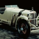 El Mercedes-Benz SSK/SSKL Roadster representa uno de los mayores hitos de la ingeniería automotriz previa a la Segunda Guerra Mundial. Diseñado por Ferdinand Porsche, este modelo destacaba por su motor de seis cilindros en línea de 7.1 litros con compresor, capaz de alcanzar hasta 300 CV en su versión más extrema. Gracias a su ligereza y potencia, lograba una velocidad máxima de 235 km/h, siendo el coche más rápido de su época y un auténtico adelantado a su tiempo.