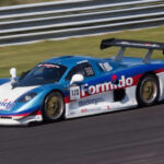 El Mosler MT900 es un ejemplo claro de cómo el rendimiento no siempre garantiza el éxito comercial. Este superdeportivo destacó tanto en circuito que llegó a ser penalizado e incluso prohibido en algunas competiciones por su superioridad, acumulando victorias como en las 24 Horas de Daytona. Sin embargo, su imagen nunca terminó de convencer, en parte por su diseño poco atractivo y el uso de componentes compartidos con otros coches como el Corvette. A pesar de ser un auténtico supercar de fábrica con un precio de hasta 700.000 dólares, solo se produjeron 60 unidades antes de que la marca desapareciera en 2012.